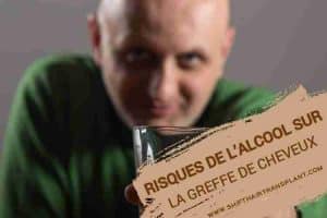 Risque de l’alcool sur la greffe de cheveux, Un homme chauve en vert donnant un toast en train de boire du Whisky.
