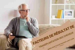 Facteurs de résultat de la greffe de cheveux, Un vieil homme sur un canapé se demandant et tenant une tablette.