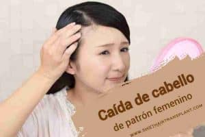 Caída de cabello de patrón femenino, Calvicie de patrón femenino, una mujer asiática que mira su cabello perdido a través del espejo de mano rosa.