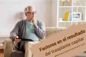 Factores en el resultado del trasplante capilar, Un anciano en el sofá preguntándose y sosteniendo una tableta.