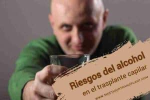 Riesgos del alcohol en el trasplante capilar, Un hombre calvo en verde dando un brindis bebiendo whisky.