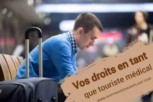 Vos droits en tant que touriste médical, Un homme caucasien assis et attend dans l'aéroport.