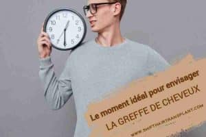 Le moment idéal pour envisager la greffe de cheveux, un homme en blouse grise tenant une horloge sur l'épaule.