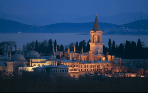Turismo médico en el Palacio de Topkapi en Estambul con trasplante de cabello por turnos en Estambul, Turquía