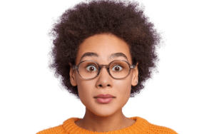 Una mujer tiene un trasplante de cabello afro está levantando las cejas Trasplante de cabello femenino Cambio de trasplante de cabello Estambul Turquia