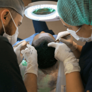 Con métodos como FUE, DHI y trasplante robótico, los pacientes pueden lograr resultados de apariencia natural con un tiempo de inactividad mínimo.