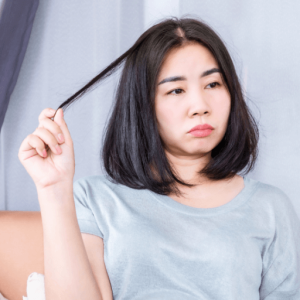La trichotillomanie peut entraîner une perte de cheveux significative et une détresse émotionnelle.